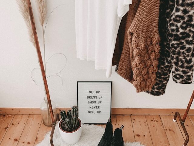 女性の服がラックにかけてある画像