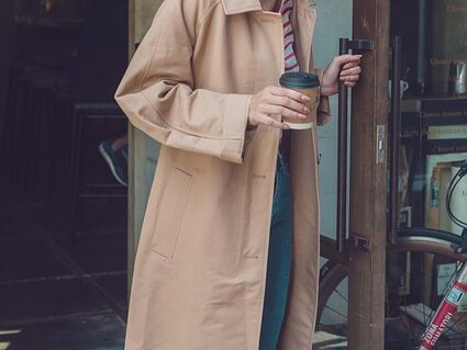 ベージュのコートを着ている画像