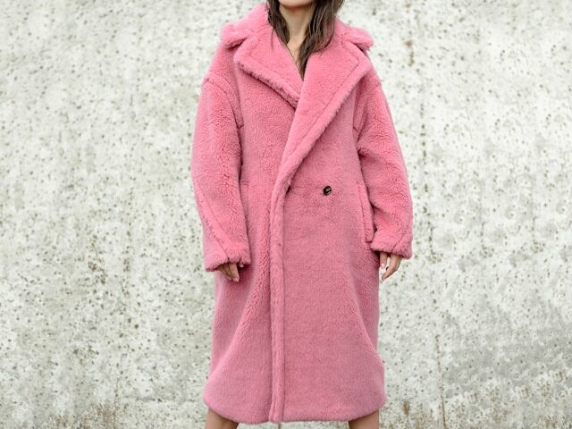 厚手のピンクのコートの画像