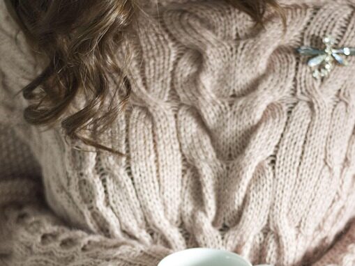 ざっくりニットを着ている画像