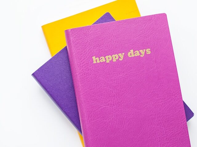 カラフルな手帳が3冊重なっている画像