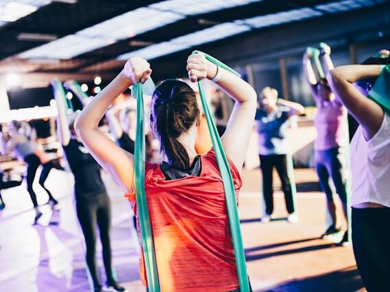 エクササイズしている人たちの画像