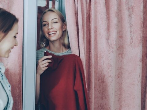 女性が試着しようとしている画像