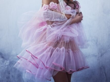 ピンクのドレスを着ている画像