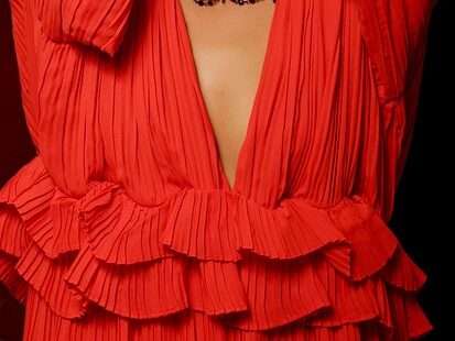 赤いフリルの服を着ている画像