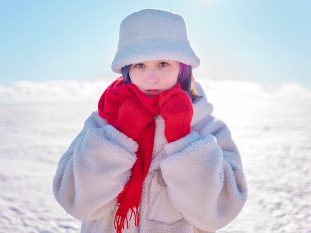 マフラーと手袋をした女の子の画像