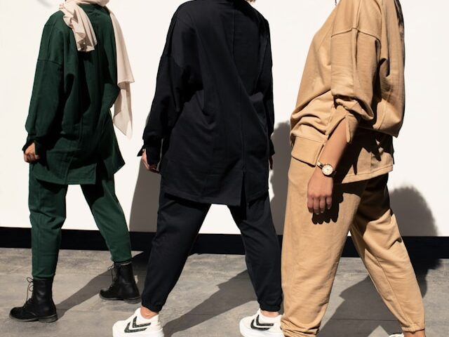 ３人の女性が並んでいる画像