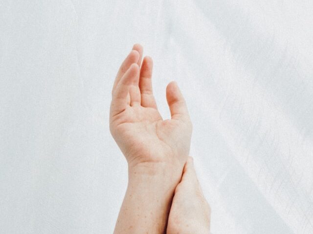 両手をあげている画像