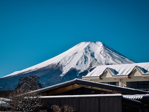 屋根の間から富士山が見える画像