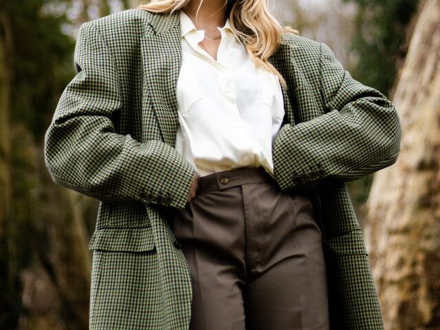 チェック柄のジャケットを羽織っている画像