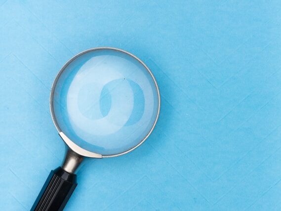 虫眼鏡が置いてある画像