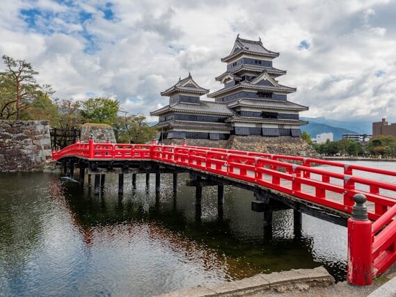 橋の向こうに城が見える画像