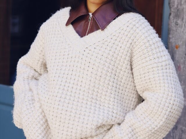 セーターとシャツを重ねて着た画像