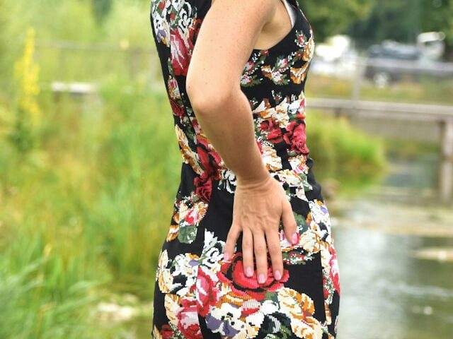 花柄ドレスを着ている画像