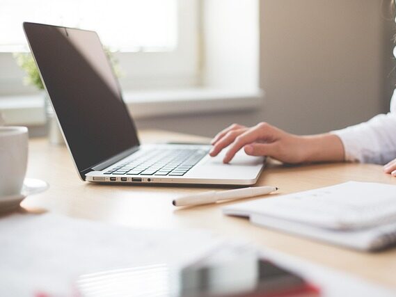 パソコンを操作している画像