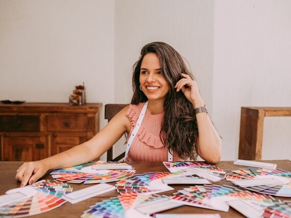 椅子に座った女性がカラーチャートを調べている画像