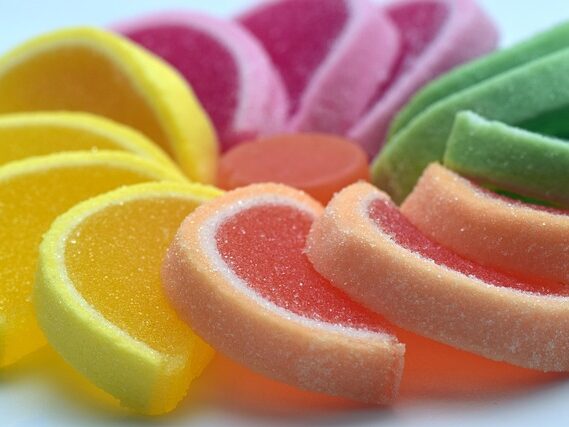 カラフルなゼリーフルーツの画像