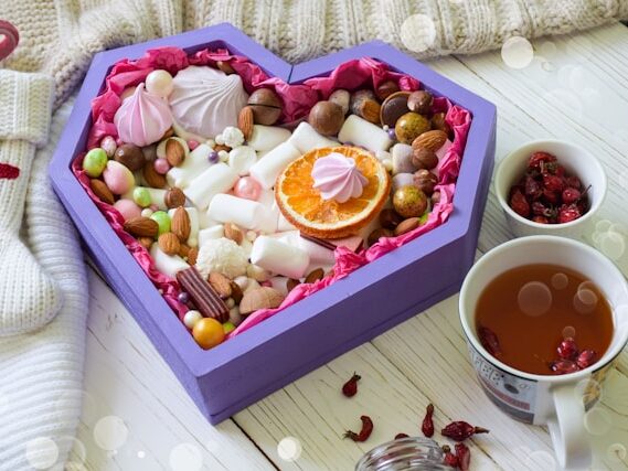 ハートの箱に入ったスイーツの画像