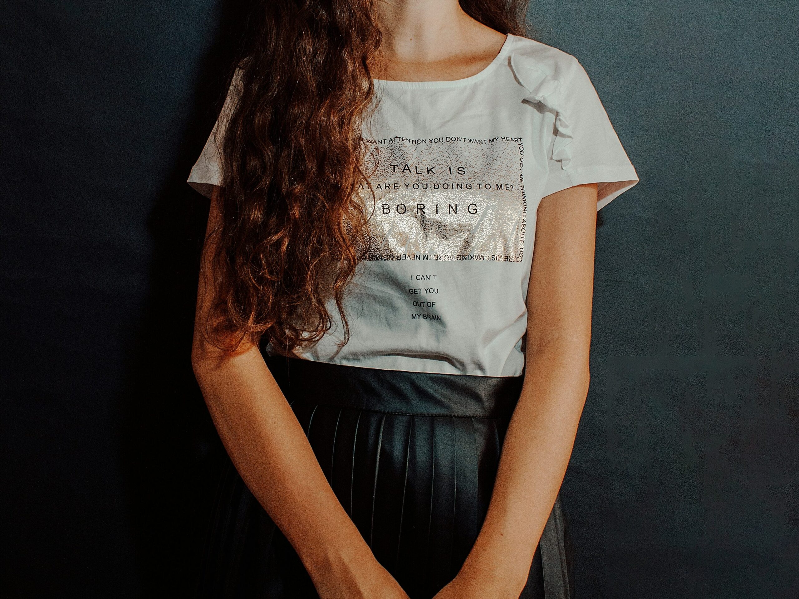 女性の首から下の画像