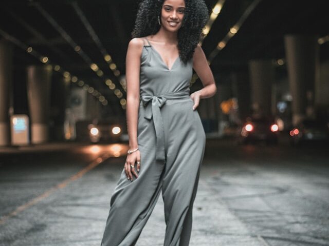 女性が道の真ん中で腰に手を当ててた手散る画像