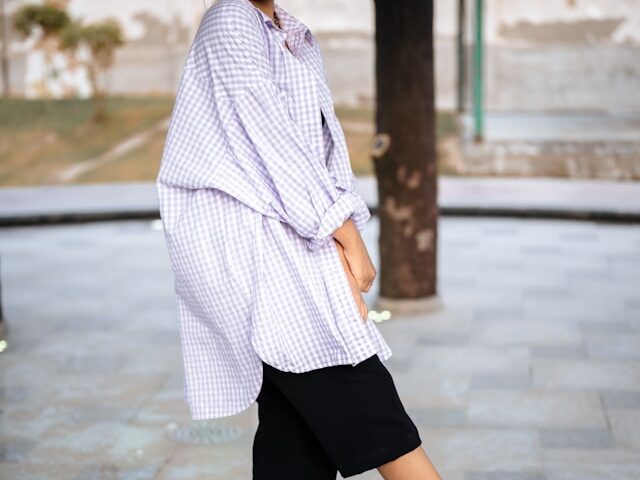 チェックシャツと黒いスカートをはいている画像