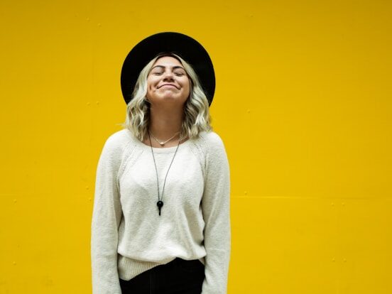 白い長袖を着た女性の画像