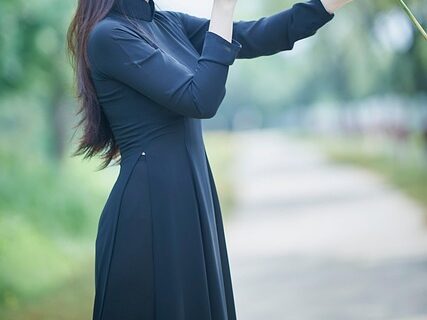 黒いワンピースを着ている画像