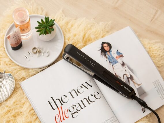 絨毯の上に雑誌、ヘアアイロンが置いてある画像