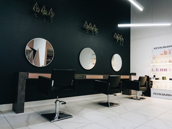 丸い鏡のある美容室の画像