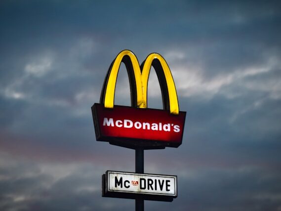 マクドナルドの看板の画像