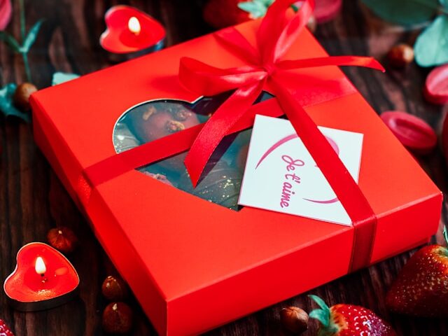 赤いバレンタインのチョコレートの画像