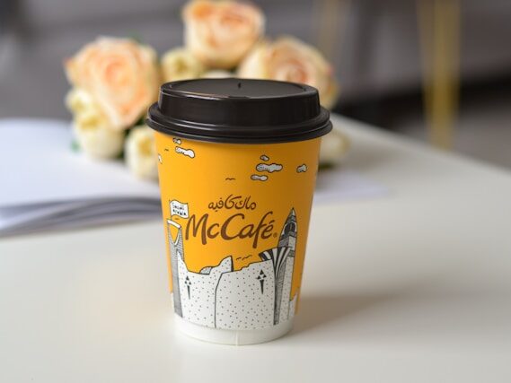 マクドナルドのコーヒーがテーブルに置いてある画像