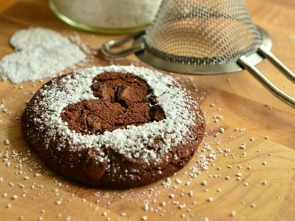 チョコクッキーにハート柄を付けている画像