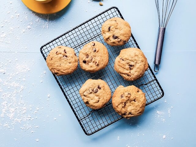 焼きあがったチョコチップクッキーの画像