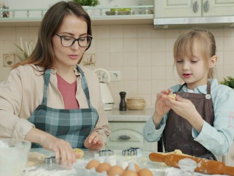 親子でクッキングをしている画像