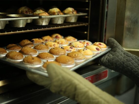 カップケーキを焼いている画像