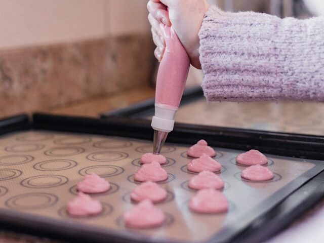 ピンクのお菓子を作っている画像