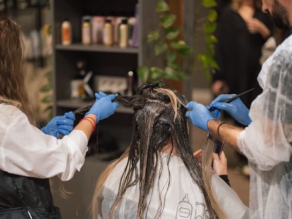 髪の毛を染めている女性の画像