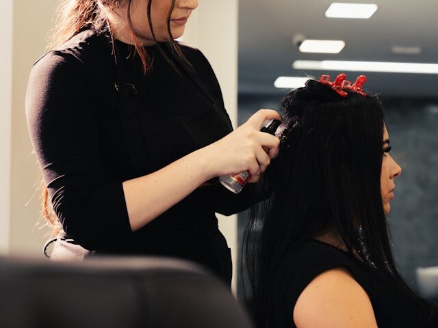 女性がサロンで施術してもらっている画像