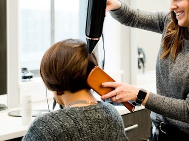 女性が美容室でブローしている画像