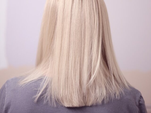 ブロンドヘアーの女性の後姿の画像