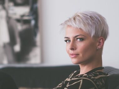 ショートヘアーの女性の画像