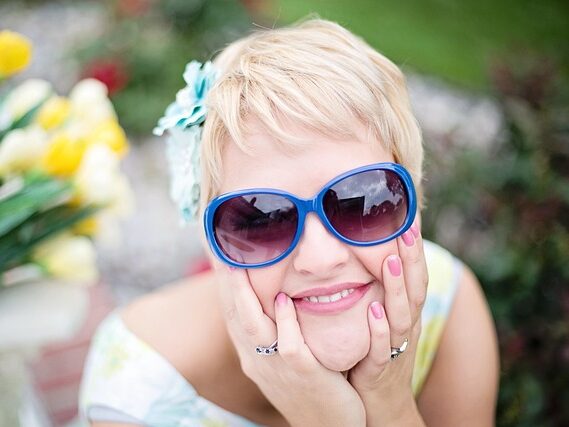 サングラスをかけたブロンドヘアーの女性の画像