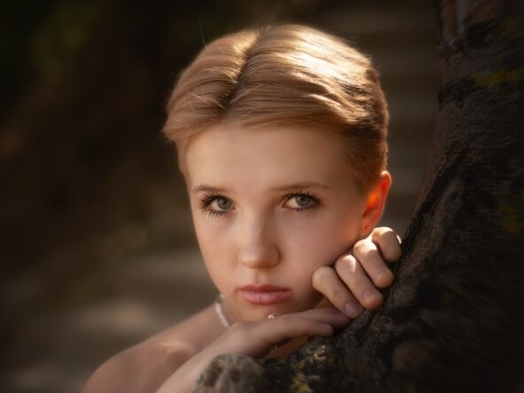 前髪なしのショートへアーの女性の画像