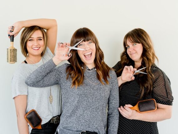 ハサミやブラシをもった女性美容師が3人並んだ画像