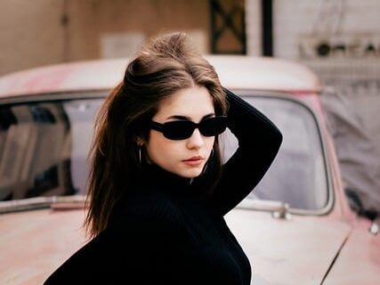 サングラスをかけた女性の画像