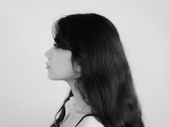 長い髪の女性の横顔の画像