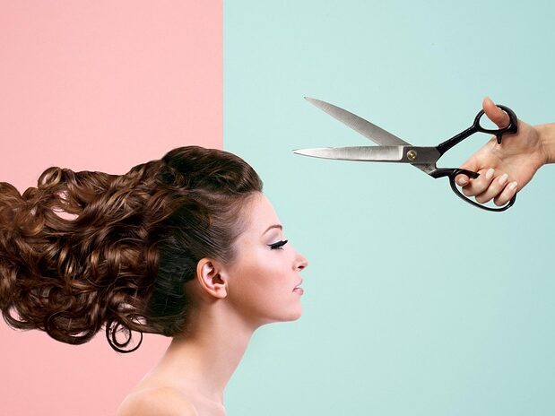 髪の長い女性とハサミの画像