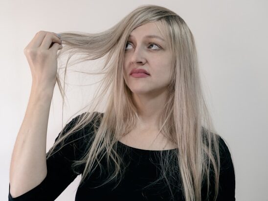 髪の長い女性が髪を掴んでいる画像