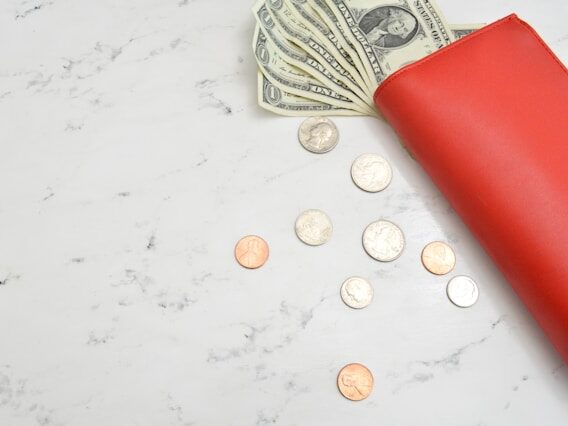 お財布とコインとお札が置いてある画像